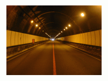 トンネル内の照明はなぜオレンジ色なのですか 交通 よくあるご質問 お問い合わせ 企業情報 高速道路 高速情報はnexco 中日本